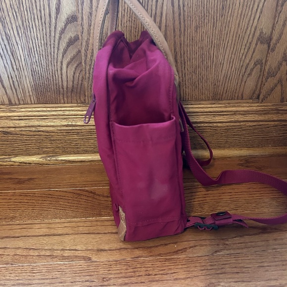 Fjällräven Kånken Mini Backpack in Burgundy with Leather Handles - Picture 5 of 7